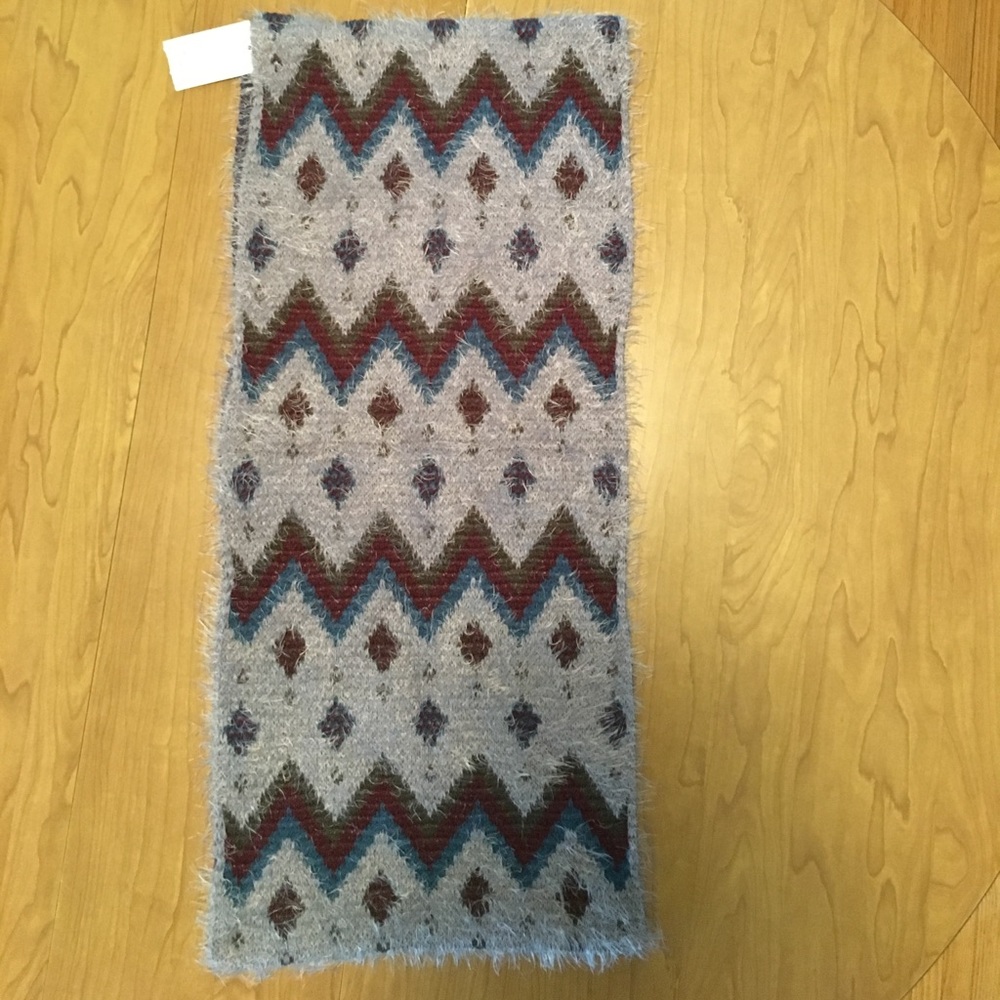 Soft Knit Aztec Style Print Infinity Scarf NWT - Picture 4 of 4